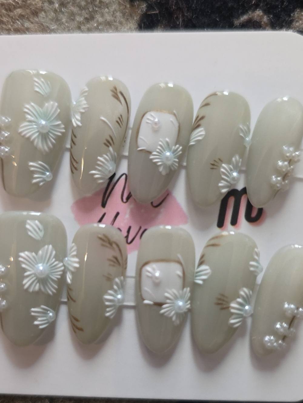 Floral Press-On Nails - Elegant Daisy Accent Size Med